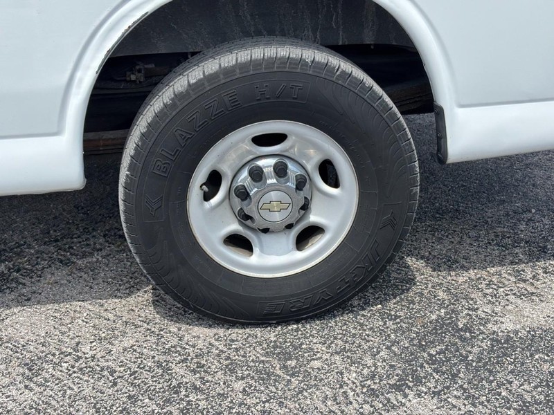 Chevrolet Express Passenger Vehicle Full-screen Gallery Image 12