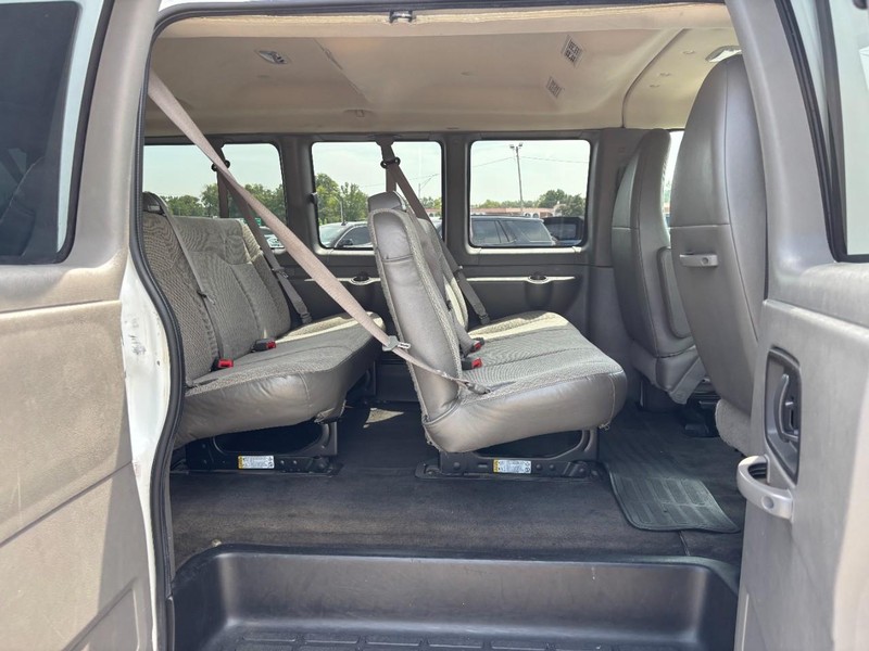 Chevrolet Express Passenger Vehicle Full-screen Gallery Image 13