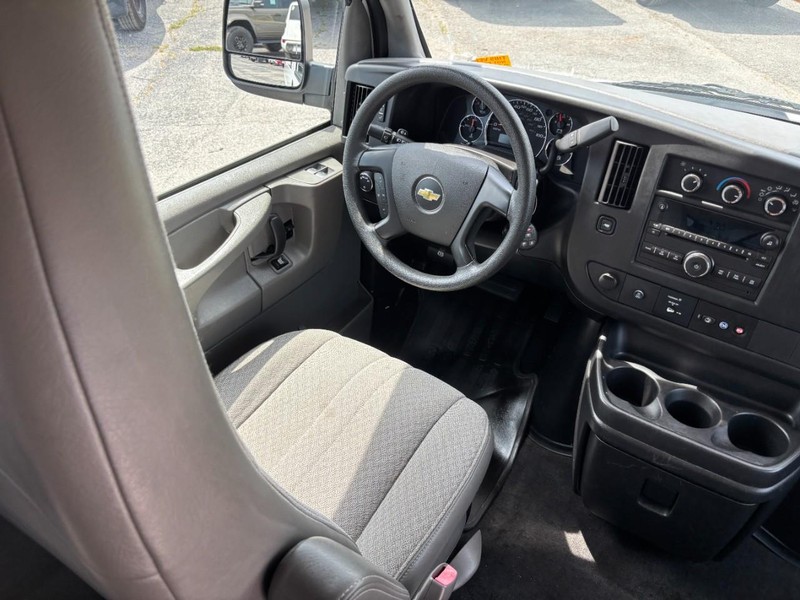 Chevrolet Express Passenger Vehicle Full-screen Gallery Image 15