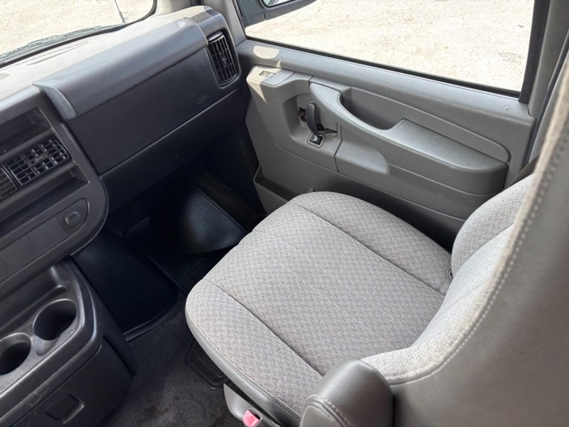 Chevrolet Express Passenger Vehicle Full-screen Gallery Image 17