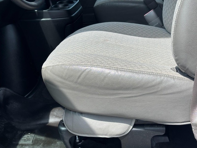Chevrolet Express Passenger Vehicle Full-screen Gallery Image 18