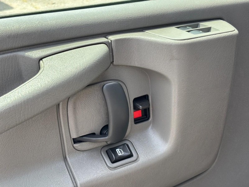 Chevrolet Express Passenger Vehicle Full-screen Gallery Image 19