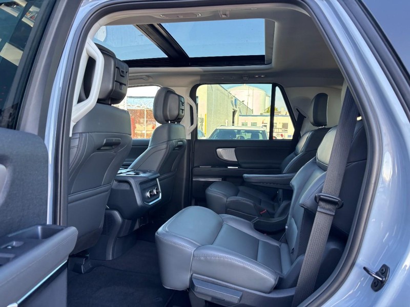 Ford Expedition Vehicle Full-screen Gallery Image 14