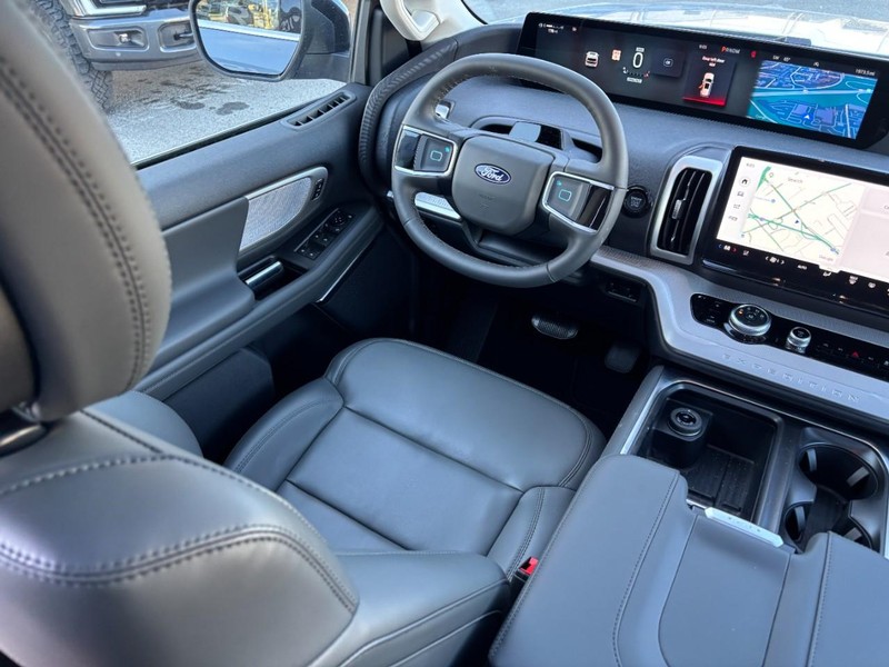 Ford Expedition Vehicle Full-screen Gallery Image 15