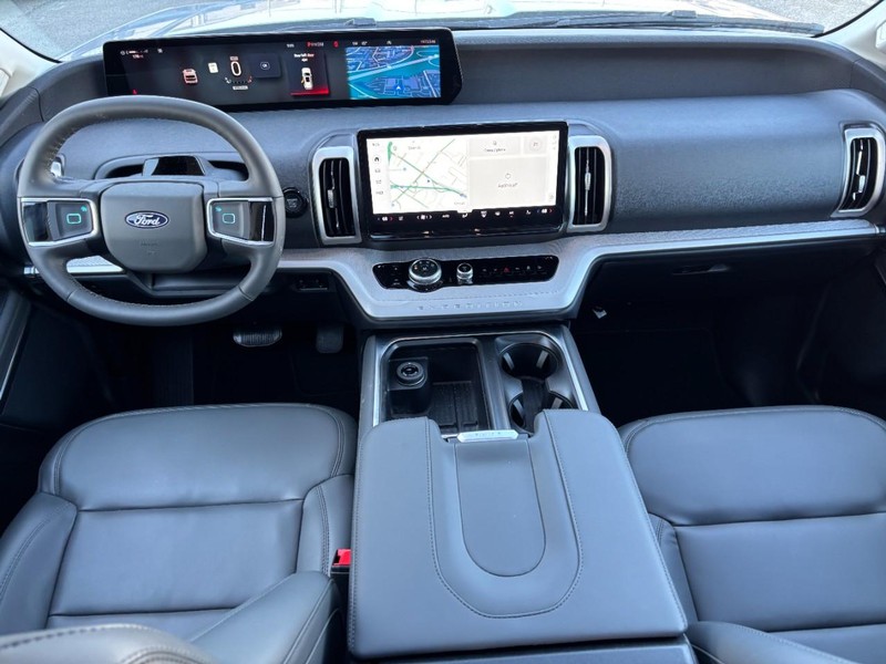 Ford Expedition Vehicle Full-screen Gallery Image 16