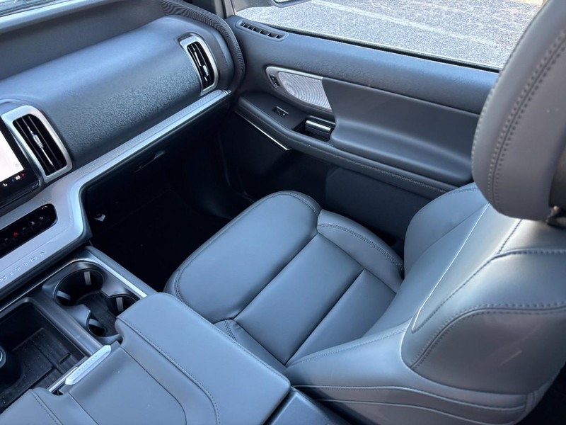 Ford Expedition Vehicle Full-screen Gallery Image 17
