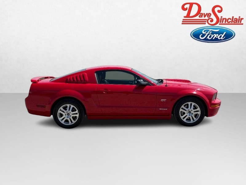 Ford Mustang Vehicle Full-screen Gallery Image 05