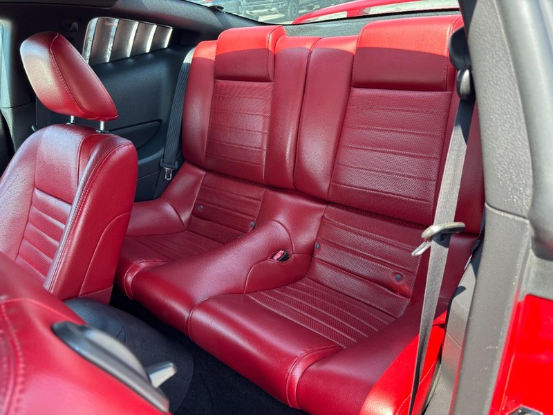 Ford Mustang Vehicle Full-screen Gallery Image 13