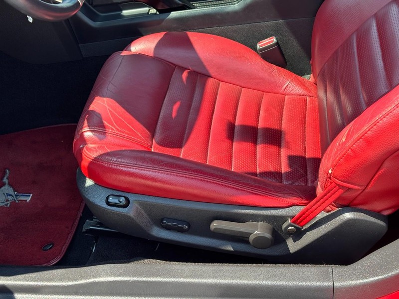 Ford Mustang Vehicle Full-screen Gallery Image 15