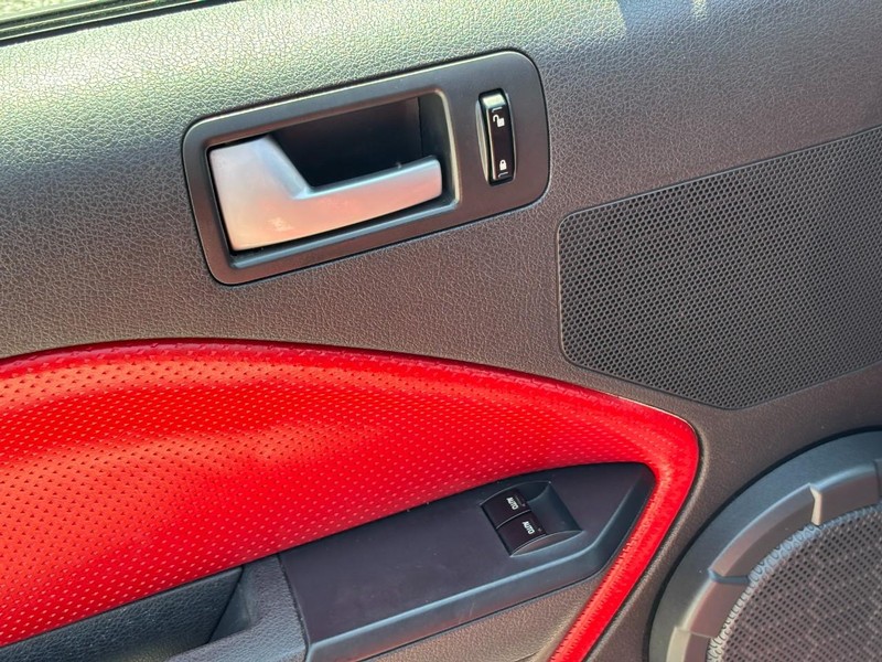 Ford Mustang Vehicle Full-screen Gallery Image 16