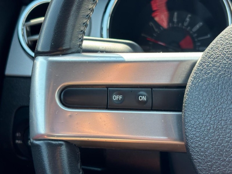 Ford Mustang Vehicle Full-screen Gallery Image 17