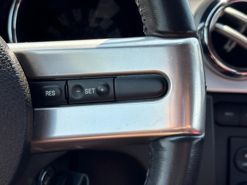 Ford Mustang Vehicle Full-screen Gallery Image 18