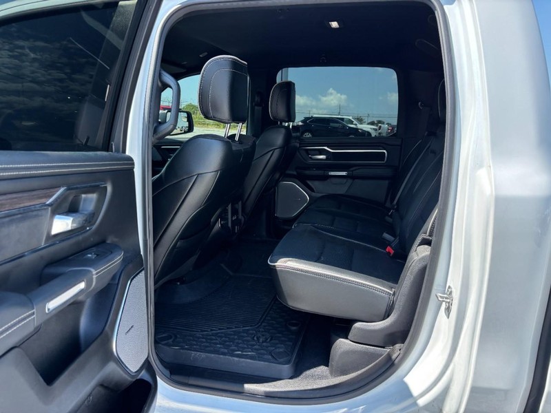 Ram 1500 Vehicle Full-screen Gallery Image 13
