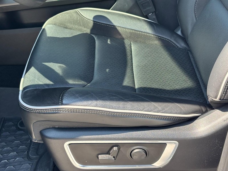 Ram 1500 Vehicle Full-screen Gallery Image 17