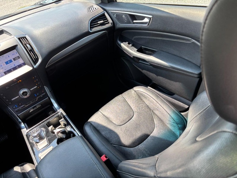 Ford Edge Vehicle Image 16