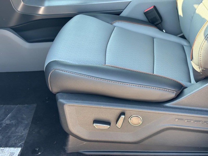 Ford F-150 Vehicle Full-screen Gallery Image 17