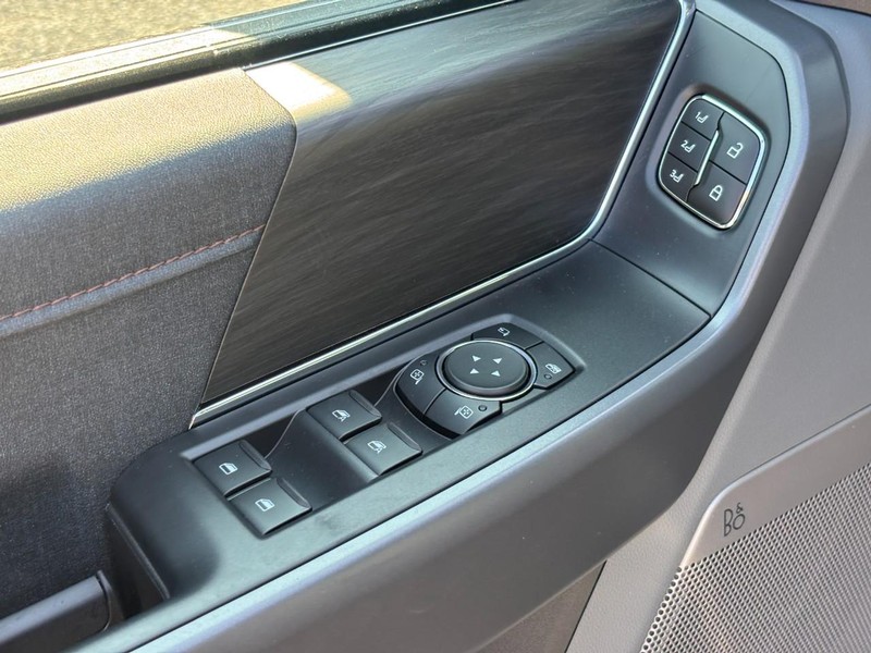 Ford F-150 Vehicle Full-screen Gallery Image 18