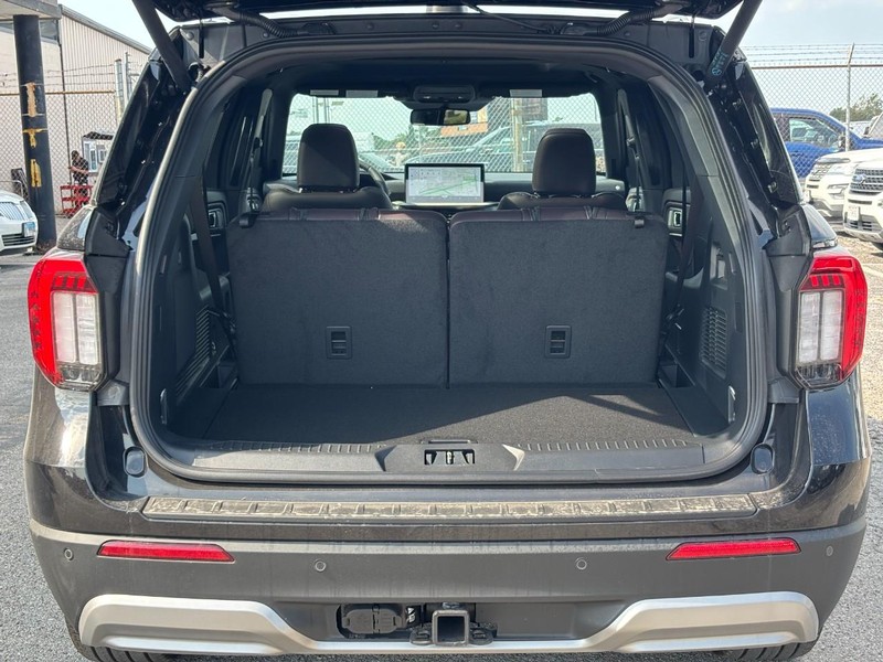 Ford Explorer Vehicle Full-screen Gallery Image 11
