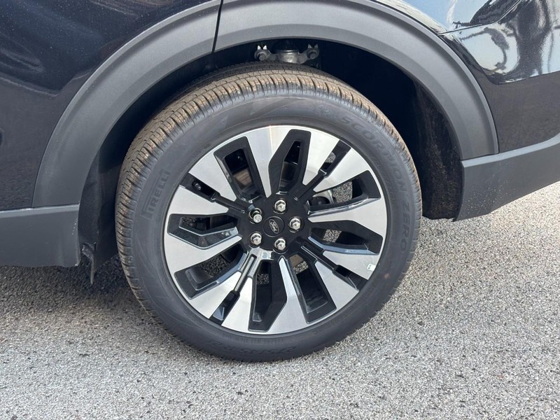 Ford Explorer Vehicle Full-screen Gallery Image 12