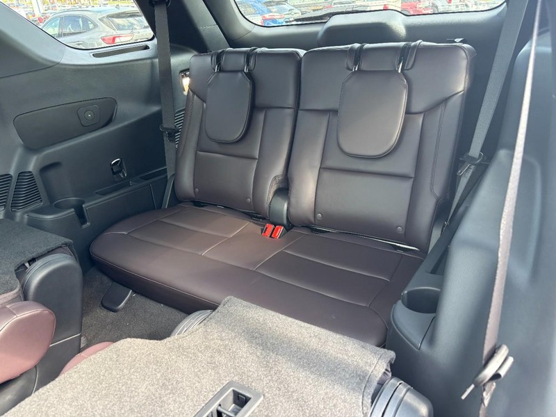 Ford Explorer Vehicle Full-screen Gallery Image 13