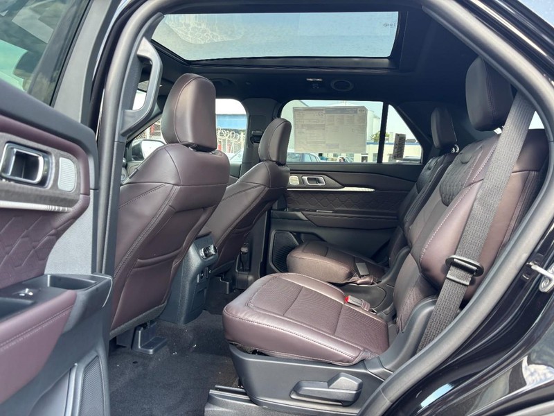 Ford Explorer Vehicle Full-screen Gallery Image 14