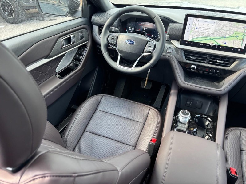 Ford Explorer Vehicle Full-screen Gallery Image 15