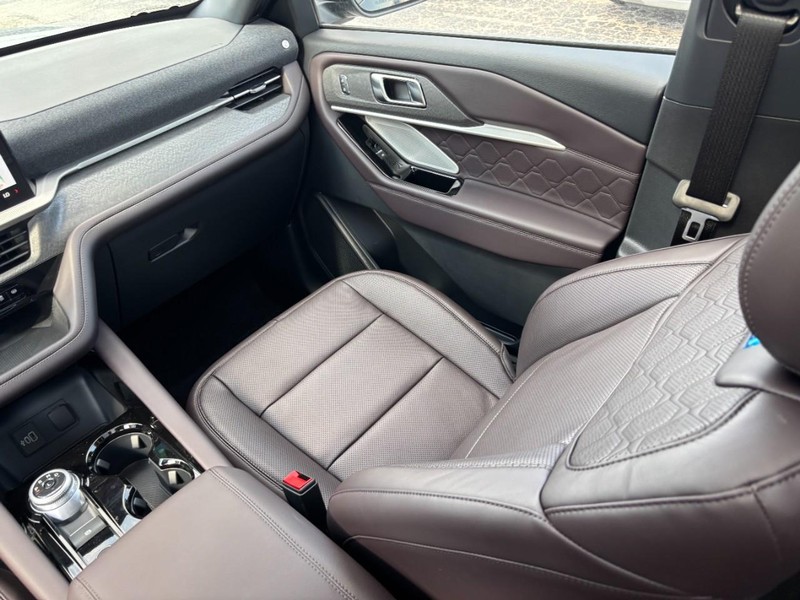 Ford Explorer Vehicle Full-screen Gallery Image 17