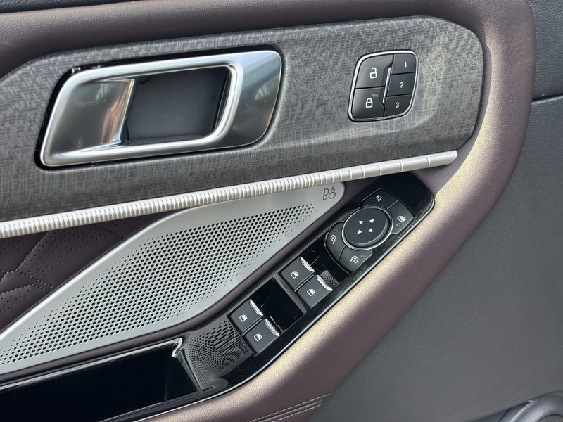 Ford Explorer Vehicle Full-screen Gallery Image 19