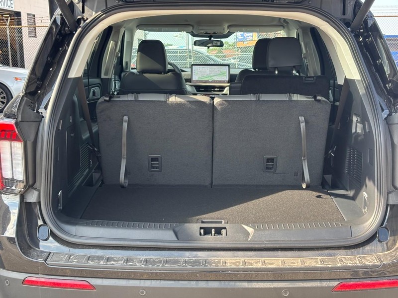 Ford Explorer Vehicle Full-screen Gallery Image 11