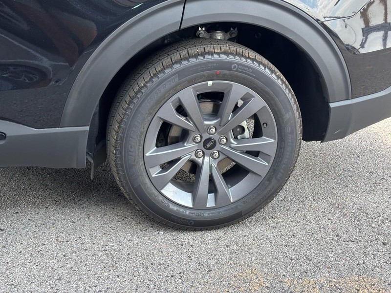 Ford Explorer Vehicle Full-screen Gallery Image 12