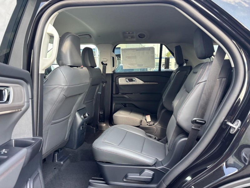 Ford Explorer Vehicle Full-screen Gallery Image 14