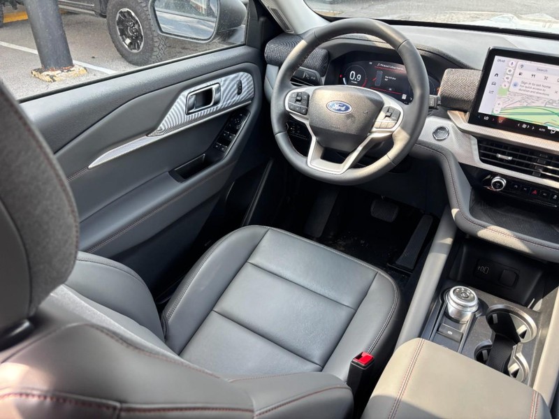 Ford Explorer Vehicle Full-screen Gallery Image 15