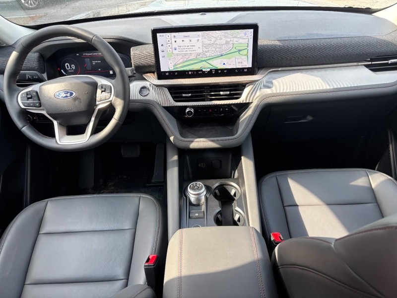 Ford Explorer Vehicle Full-screen Gallery Image 16