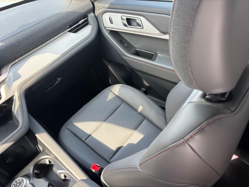Ford Explorer Vehicle Full-screen Gallery Image 17