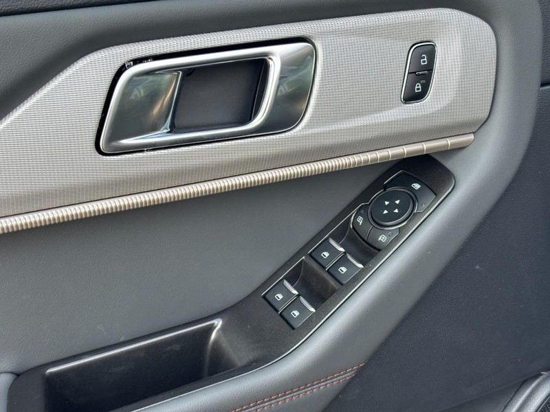 Ford Explorer Vehicle Full-screen Gallery Image 19