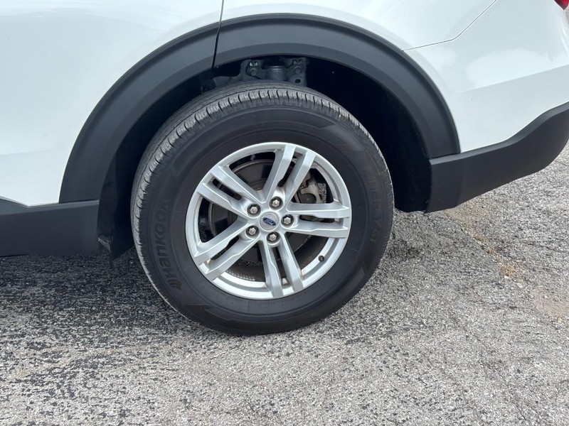 Ford Explorer Vehicle Image 12