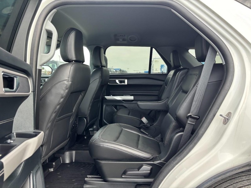 Ford Explorer Vehicle Image 14