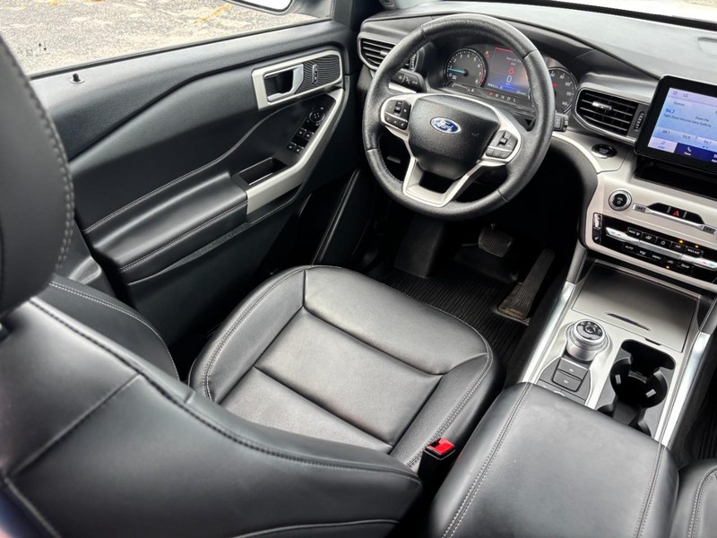 Ford Explorer Vehicle Image 15