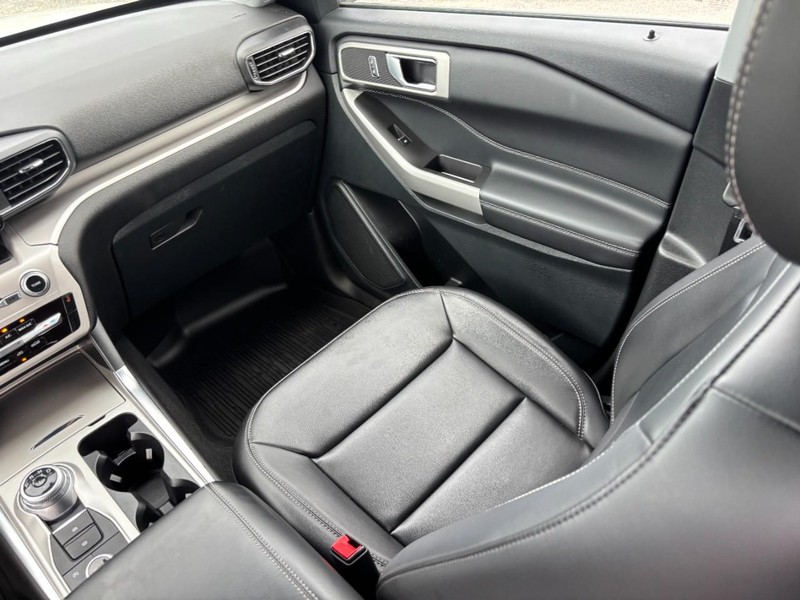 Ford Explorer Vehicle Image 17