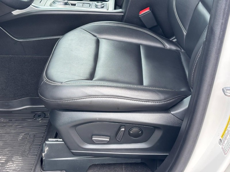Ford Explorer Vehicle Image 18