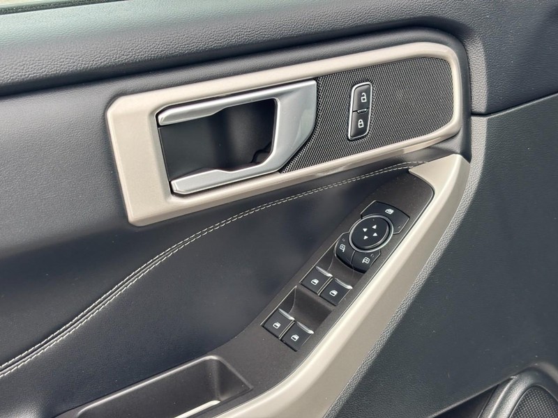 Ford Explorer Vehicle Image 19