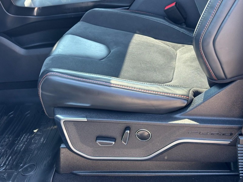 Ford F-150 Vehicle Full-screen Gallery Image 17
