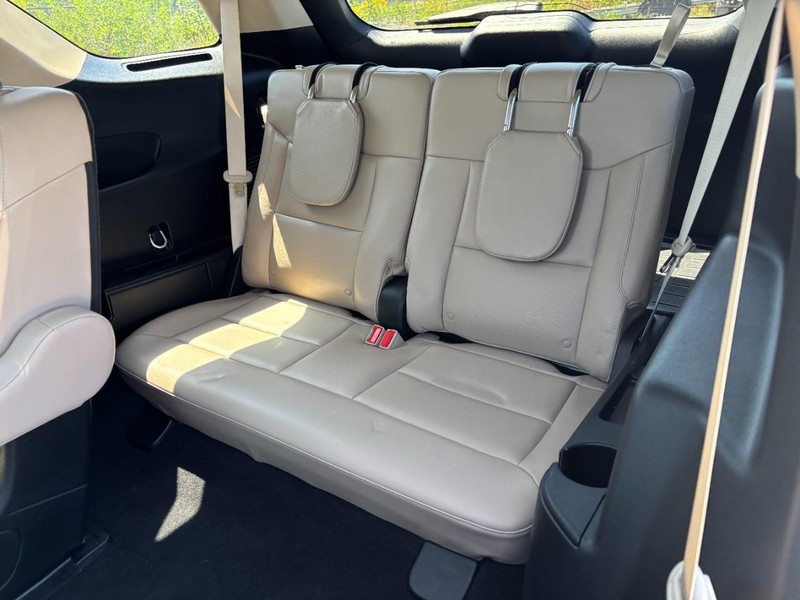 Ford Explorer Vehicle Full-screen Gallery Image 13