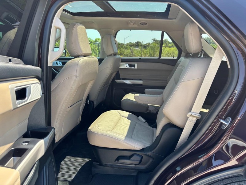 Ford Explorer Vehicle Full-screen Gallery Image 14