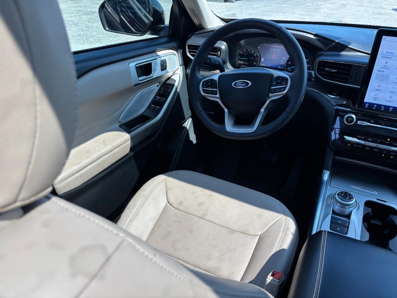 Ford Explorer Vehicle Full-screen Gallery Image 15