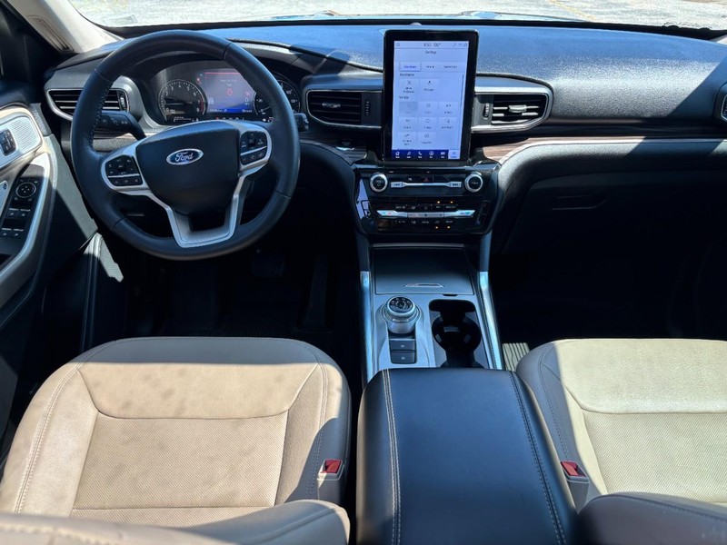 Ford Explorer Vehicle Full-screen Gallery Image 16