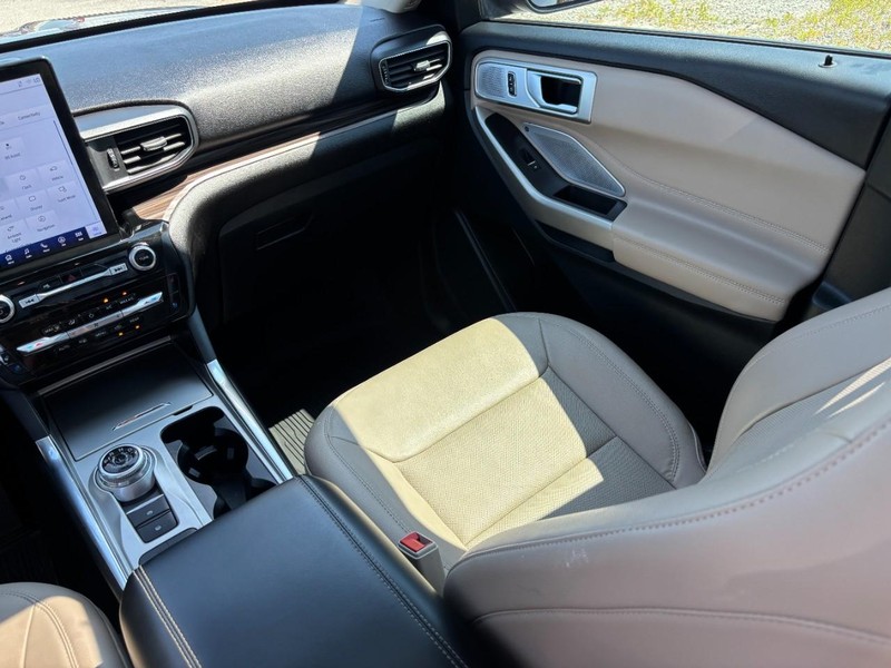 Ford Explorer Vehicle Full-screen Gallery Image 17