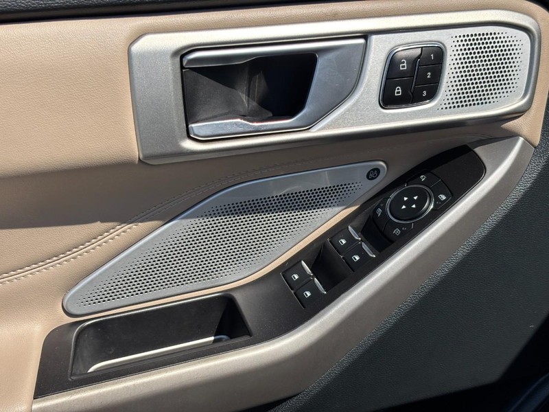 Ford Explorer Vehicle Full-screen Gallery Image 19