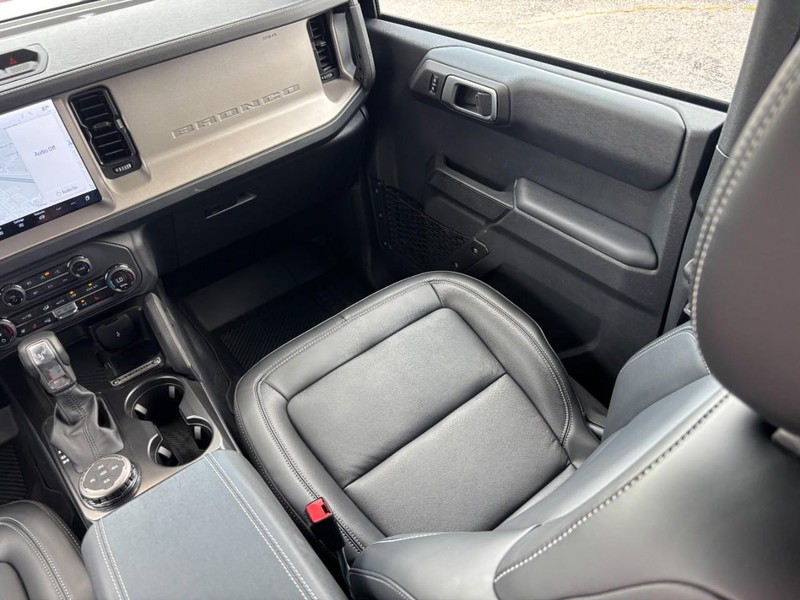 Ford Bronco Vehicle Full-screen Gallery Image 16