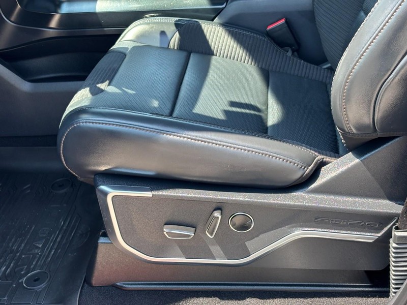 Ford F-150 Vehicle Full-screen Gallery Image 17